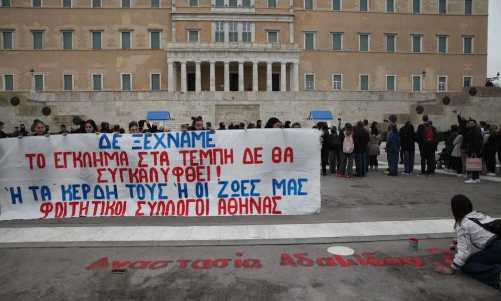 Τέμπη: Ξαναγράφουν τα ονόματα των 57 νεκρών έξω από τη Βουλή